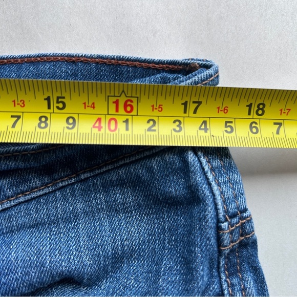 Vintage 2005 Levi’s Denim Women’s Shorts Size 14 11 inch inseam Medium Wash - Picture 5 of 9